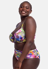 Barviti dvodelni bikini set s cvetličnim vzorcem, ki vključuje živahne odtenke roza, modre, rumene in zelene. Mehka tkanina in podporna zasnova.