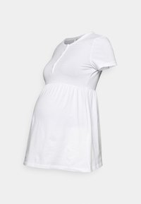 Hvid kortærmet barselstop med rund hals og knappet slidse. Har en rynket talje, blødt stof og en afslappet pasform.