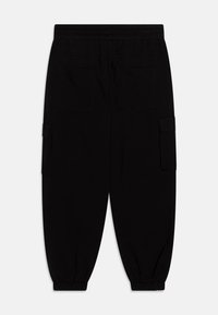 Schwarze Cargo-Hosen mit einem elastischen Bund, schmal zulaufenden Knöcheln, zwei Gesäßtaschen und seitlichen Cargotaschen für zusätzlichen Nutzen. Glatte Stofftextur.