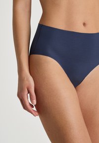 Parte inferiore di bikini blu navy con una texture liscia e design a vita alta. Il tessuto appare elasticizzato senza hardware visibili o motivi.