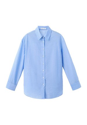 Camisa azul claro de manga larga con botones, con finas rayas verticales blancas y cuello clásico, mostrada sobre fondo blanco.
