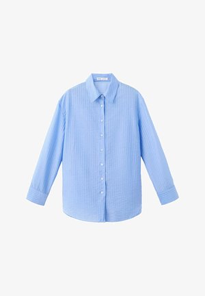 Chemise bleu clair à manches longues avec boutons, fines rayures blanches verticales et col classique, présentée sur fond blanc.