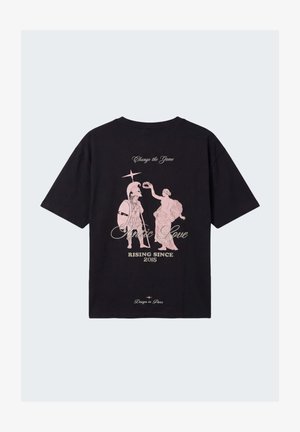 T-shirt nera con grafica rosa pallido di un soldato e una donna in tunica, con testo "Change the Game", "Music Love" e "Rising Since 2015."