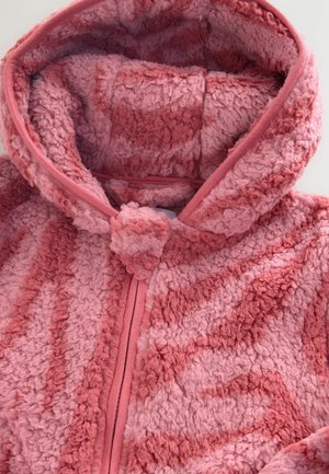 Rosa fleecejacka med huva, i mjukt, strukturerat tyg. Designen har en hel dragkedja, rundad halsringning och en knappknäppning vid halsen.