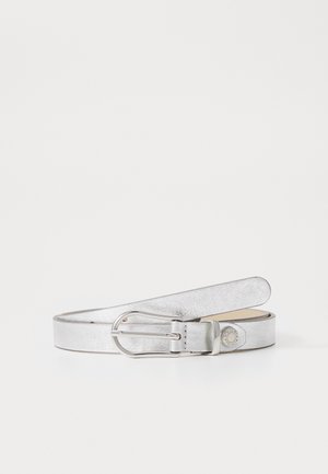 Ceinture métallique argentée fabriquée en matériau texturé, dotée d'une boucle en métal rectangulaire et d'un accent de logo circulaire.
