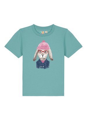Türkises Baumwoll-T-Shirt mit einem Grafikdesign eines Rabbits in einem rosa Hut und einer Brille, verziert mit einer Illustration einer Jeansjacke.