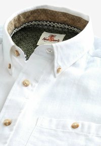 Camicia bianca con bottoni marrone chiaro, con una fodera interna del colletto a motivo e una piccola tasca sul petto.