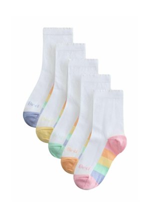 Fünf Paare weiße Socken mit Regenbogenstreifen an den Seiten und unterschiedlich farbigen Fersen und Zehen, fächerförmig angeordnet.