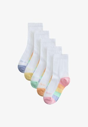 Fem par hvide sokker med regnbuestriber på siderne og hæle og tæer i forskellige farver, arrangeret i en vifteform.