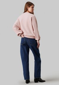 Calvin Klein Jeans CREW NECK - Sudadera - peach whip