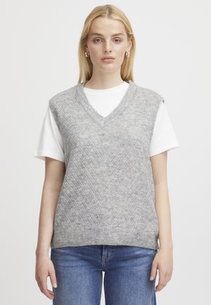 Grauer gestrickter Weste mit V-Ausschnitt und Rautenmuster, über einem weißen T-Shirt getragen. Das Material wirkt weich mit einer leicht strukturierten Oberfläche.