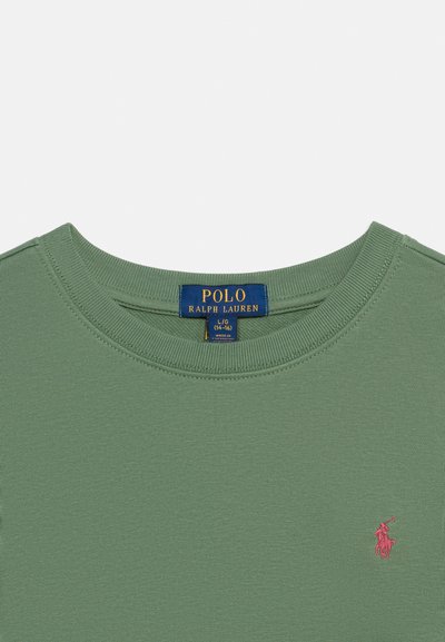 Πράσινο μπλουζάκι με στρογγυλή λαιμόκοψη, ετικέτα Polo Ralph Lauren και μικρό ροζ κεντητό λογότυπο παίκτη πόλο στο στήθος. Μέγεθος L/G (14-16).