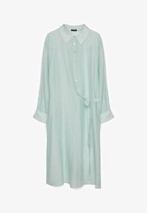 Lyseblå skjortekjole med lange ærmer, knapper foran, spids krave, manchetærmer og et bånd, der er bundet i taljen på højre side.