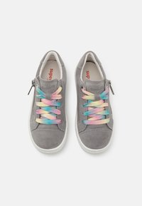 Graue Wildledersneaker mit bunten, farbverlaufenden Schnürsenkeln. Verfügt über einen seitlichen Reißverschluss und eine weiße Gummisohle. Das Innere hat ein rotes Logo.