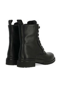 Czarne skórzane botki za kostkę o strukturalnym wykończeniu, wiązane z przodu, z szerokim obcasem i dwoma pętelkami z tyłu, ułatwiającymi zakładanie.