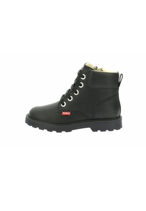 Bottines noires avec un extérieur en cuir lisse, bout rond et œillets en argent. Semelle en caoutchouc avec une languette et un accent de marque.