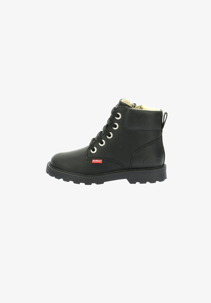 Stivali neri alla caviglia con esterno in pelle liscia, punta rotonda e occhielli argentati. Suola in gomma con linguetta e accento di marca.