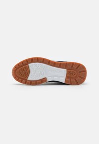 Podeszwa sneakersów Levi's z brązową gumową podeszwą zewnętrzną, białą podeszwą środkową, teksturowanym wzorem i detalem z logo, zaprojektowana dla komfortu i przyczepności.
