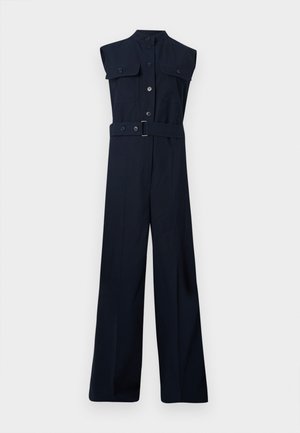 Marineblauwe mouwloze jumpsuit met een kraag, twee borstzakken, een tailleband en een wijd ontwerp. Gladde stoftextuur.