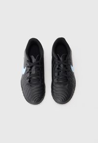 Chaussures de sport noires avec un dessus texturé, arborant un logo swoosh bleu clair. Bout arrondi et fermeture à lacets avec un col rembourré.