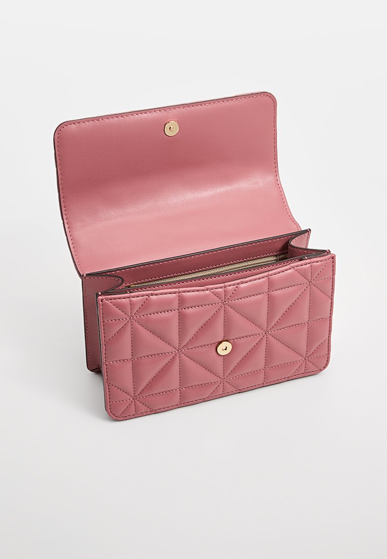 Portefeuille matelassé rose avec un motif géométrique, fermeture à pression dorée et doublure intérieure lisse. Il dispose de plusieurs emplacements pour cartes et d'une poche zippée.