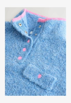 Blauer strukturierten Pullover mit einem rosa gerippten Kragen, Druckknöpfen und einer weichen, flauschigen Oberfläche. Verfügt über rosa Knopf-Akzenten und einen Kragen.