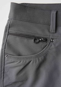 Grijze stoffen broek met een ritszak, platte tailleband en gestikte details. Soepele textuur met metalen accenten en een subtiele glans.