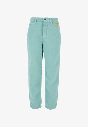 Svetlozelené kordové nohavice s vertikálnymi pruhmi, dizajn s piatimi vreckami, zapínanie na gombík a žlté logo značky vyšívané na pásku.