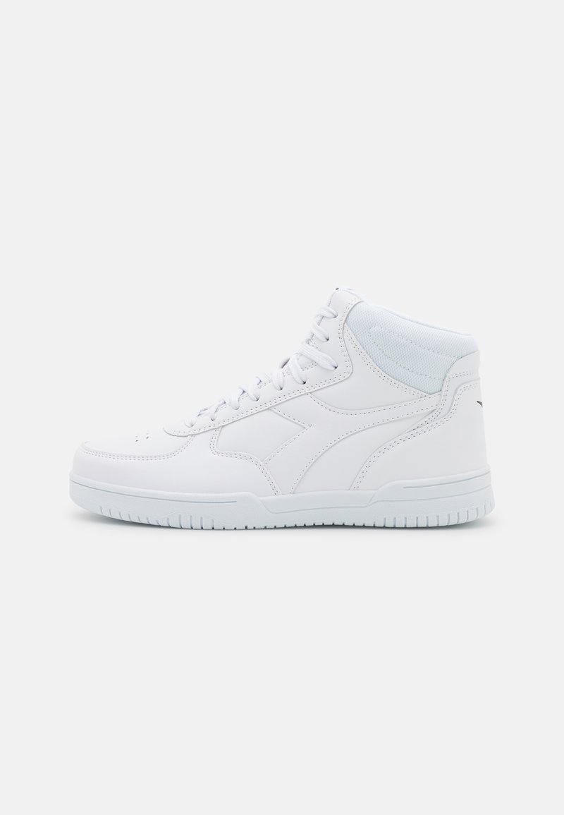 Valkoiset korkeavartiset tennarit, joissa on sileä nahkapinta, pyöreä kärki, pehmustettu nilkkaosa ja teksturoitu kumipohja. Ominaisuudet ovat vähäiset.