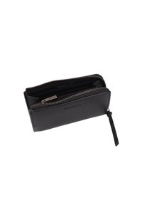 Cartera de piel negra con una superficie texturizada, cierre de cremallera, múltiples compartimentos y un pequeño lazo adjunto para facilitar el transporte.