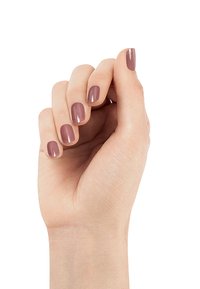Main tenant des ongles brillants de couleur mauve atténuée, mettant en valeur une finition lisse et brillante avec une forme d'ongle naturelle et des cuticules propres.