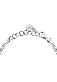 Bracciale a catena in argento con anelli circolari intrecciati, chiusura a moschettone e un'etichetta rotonda con design a foglia. Finitura metallica liscia.