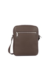 Borsa a tracolla in pelle marrone, forma rettangolare, superficie textured, tasca frontale con zip, tracolla regolabile, design minimalista.