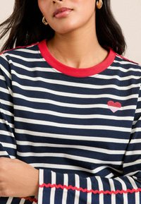 Love & Roses Pikkade varrukatega topp - white and navy embroidered stripe