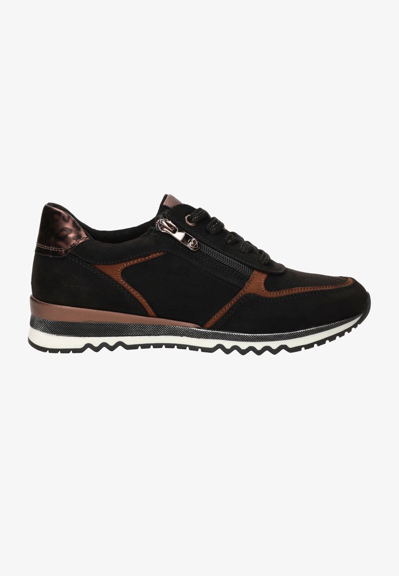 Baskets noires et marron avec laçage à l’avant, fermeture éclair latérale et semelle blanche avec bande de roulement noire, présentées de profil sur fond blanc.