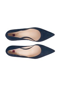 Granatowe zamszowe szpilki z ostrym noskiem. Ma gładkie wnętrze i subtelne wcięcia po bokach.