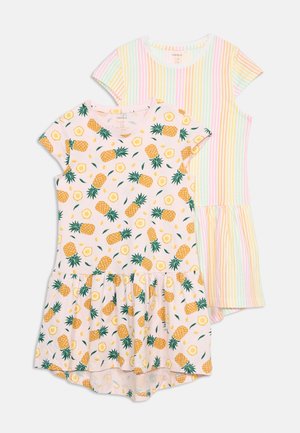 Deux robes pour filles à manches courtes : une avec des ananas jaunes et des feuilles vertes sur fond rose clair, une avec des rayures verticales pastel en jaune, rose et vert.