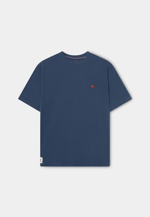 Camiseta de algodón azul marino con cuello redondo, mangas cortas y un pequeño logo rojo en el pecho. Presenta un dobladillo recto.