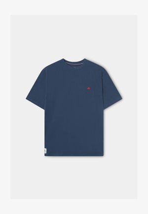 Camiseta de algodón azul marino con cuello redondo, mangas cortas y un pequeño logo rojo en el pecho. Presenta un dobladillo recto.