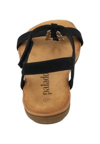 Sandal nera con una soletta in suede color tan. Presenta un design a infradito con cinturini regolabili e un accento metallico nella zona delle dita.