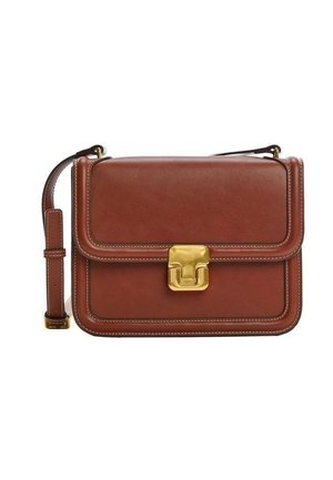 Brązowa skórzana torebka o usztywnionej formie, z zapięciem ze złotym okuciem i odpinanym paskiem. Posiada białe przeszycia wzdłuż krawędzi.