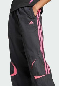 adidas Originals TEAMGEIST  - Träningsbyxor - black   semi lucid fuchsia