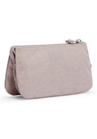 Lichtgrijze stoffen pouch met een gladde textuur, ritsluiting en gestikte randen, met een afgeronde vorm en compact ontwerp.