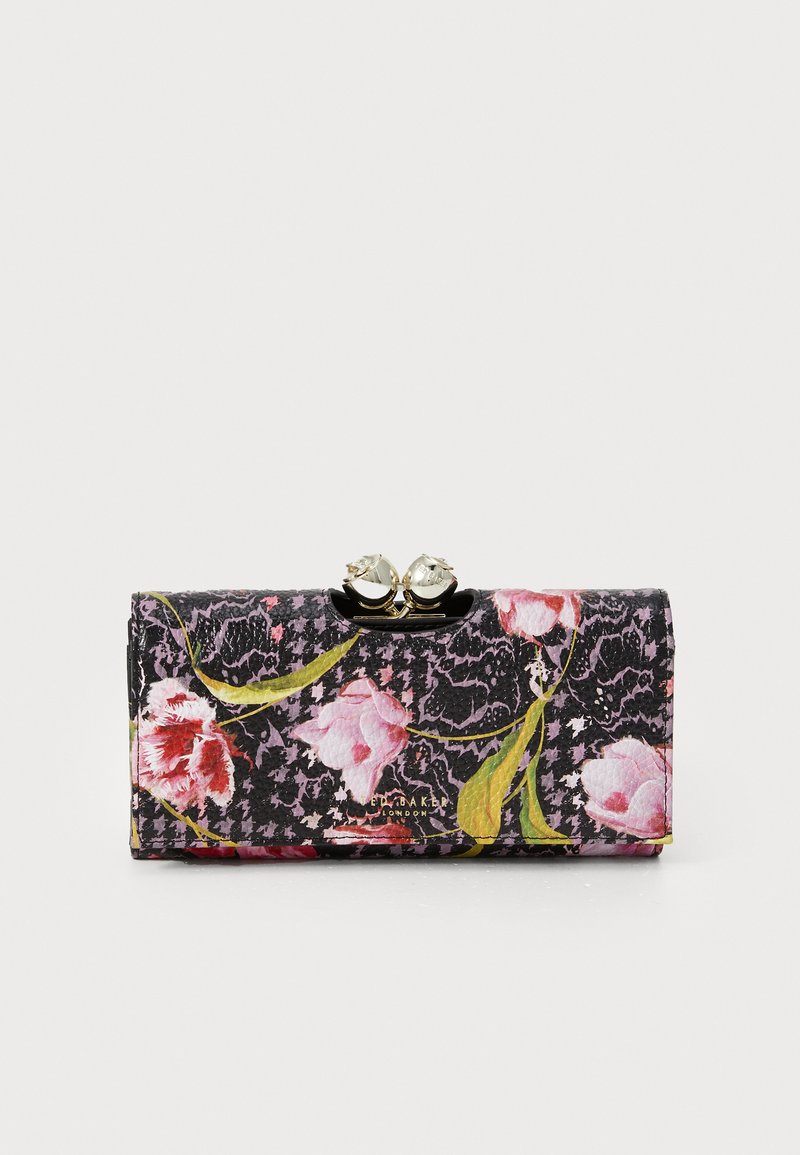 Carteira com padrão floral em preto, com detalhes em rosa e verde, apresentando um fecho de clasp dourado e uma superfície texturizada. Forma retangular compacta.