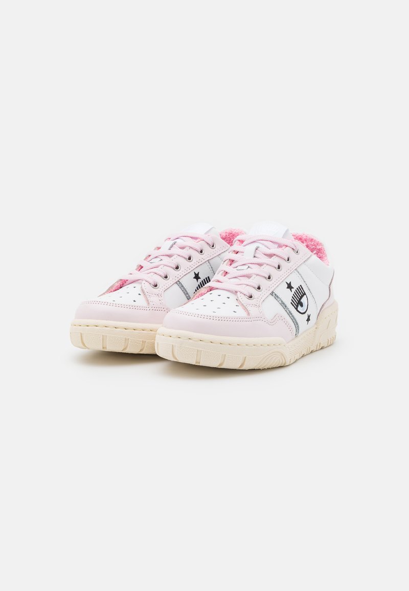 Weiße und rosa Sportschuhe mit einer strukturierten Zunge, perforierter Zehenbox, silbernen Akzenten und einer klobigen cremefarbenen Sohle. Mit einem Sternenmotiv akzentuiert.