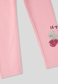 Różowe legginsy bawełniane o gładkiej fakturze, z błyszczącym, wielokolorowym wzorem w kształcie serca oraz napisem "puść się".