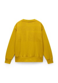 Sudadera amarilla con un patrón texturizado en la parte trasera, cuello redondo, puños y dobladillo acanalados, hecha de una suave mezcla de algodón.