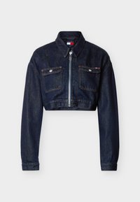 Σκούρο μπλε κοντό τζιν μπουφάν με εμπρόσθιο φερμουάρ, δύο πλαϊνές τσέπες στο στήθος με κουμπιά και μυτερό γιακά.