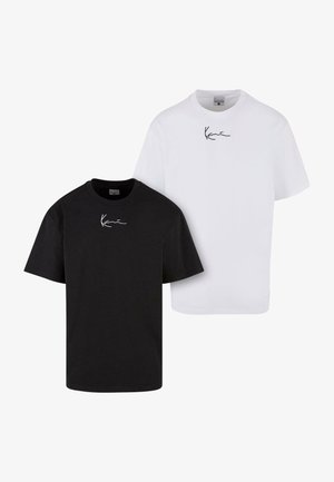 Deux t-shirts : un noir, un blanc. Tous deux ont des manches courtes, un col rond et affichent un petit logo blanc sur la poitrine.