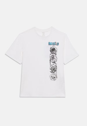 Hvid T-shirt med korte ærmer med lodrette sorte og hvide Fortnite-karakterillustrationer og blå "Fortnite"-tekst på venstre bryst.